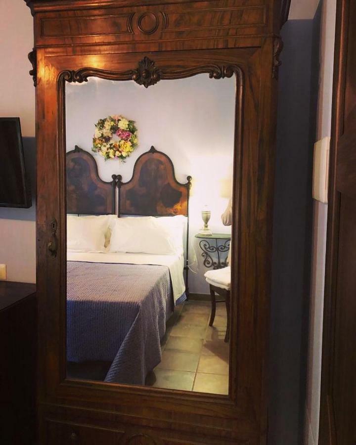 Le Stanze Del Borgo Hotel Нетуно Екстериор снимка